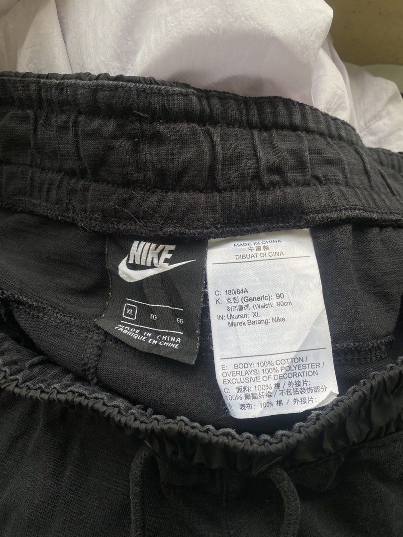 Nike Black Cargo Jogger Pants XL (Category: Joggers) located in Manila. Submitted by anthony1723 (Listing ID 1462779994, Image 3). Description: - Black Nike cargo jogger pants - Size XL - Elastic waistband with drawstring - Two side pockets - One right leg cargo pocket with zip closure - Material: 100% cotton (overlays: polyester/exclusive of decoration) - Perfect for casual wear.