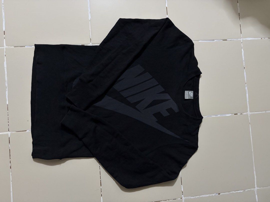 Nike Black Long Sleeve Sweatshirt (Category: Coats, Jackets and Outerwear) located in Manila. Submitted by yurisgn (Listing ID 1462855792, Image 1). Description: - Black Nike sweatshirt - Large grey Nike logo on chest - Long sleeves with ribbed cuffs - Ribbed hem - Comfortable and casual - Great for everyday wear.