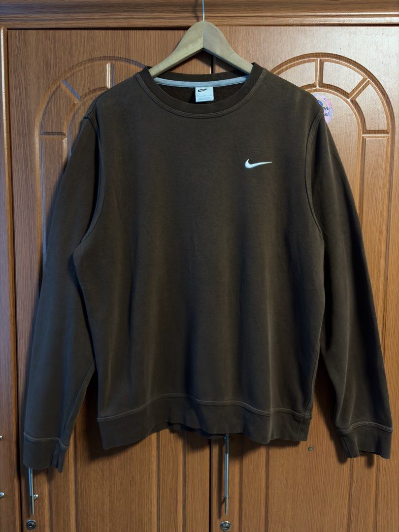 Nike Brown Crewneck Sweatshirt XL (Category: Coats, Jackets and Outerwear) located in Caloocan City. Submitted by puremountain.2e6573 (Listing ID 1462860167, Image 1). Description: - Brown Nike sweatshirt - Small white swoosh logo on chest - Tagged size XL - Made in Pakistan - Ideal for casual wear - Please check photos for condition details.