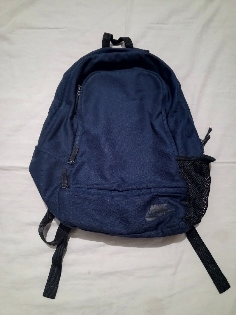 Nike Classic North Backack (Category: Backpacks) located in Santa Maria. Submitted by paulo-garcia21 (Listing ID 1462793639, Image 1). Description: 14.5 width 19 lenght measured in inches no flaws.
