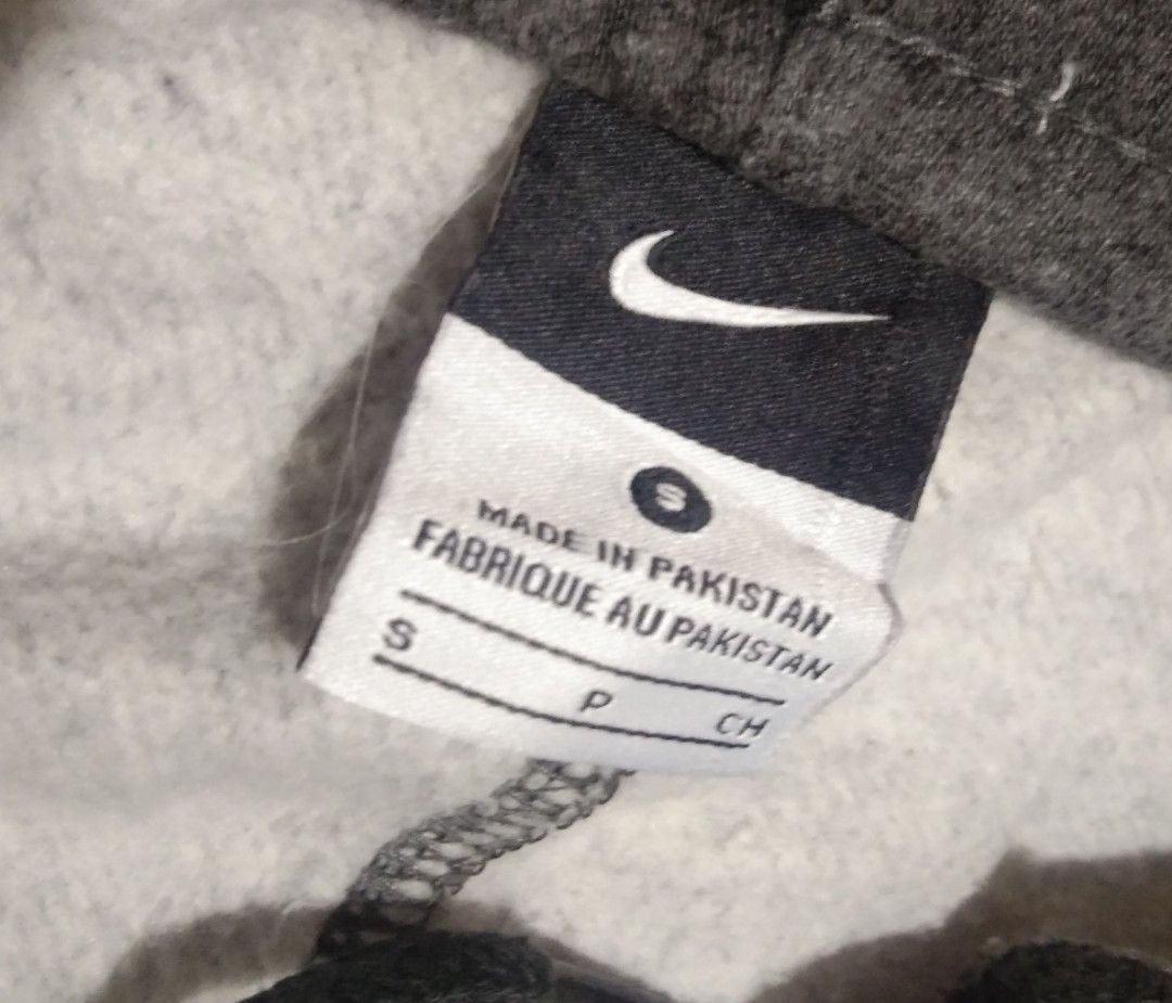 Nike Grey Sweatpants Size S (Category: Joggers) located in Quezon City. Submitted by aljonbermu25659 (Listing ID 1462685425, Image 3). Description: - Grey Nike sweatpants - Elastic waistband with drawstring - Small Nike logo on left leg - Made in Pakistan - Size S - Ideal for lounging or workouts.
