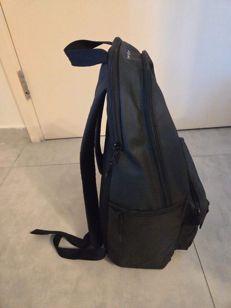 Nike Heritage Eugene Winterized Backpack （分類：背包）位於 Hong Kong。 由 -h-and-o- 提交（商品編號 1459532725，圖片 2）。簡介： New with tags. Black Nike backpack with white Swoosh logo. Multiple zip compartments and side pockets. Durable and practical for daily use or sports.。