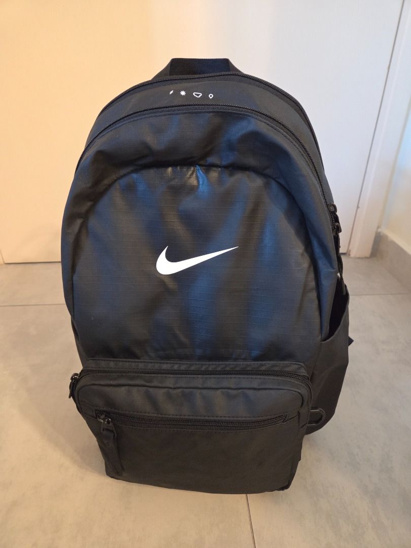 Nike Heritage Eugene Winterized Backpack （分類：背包）位於 Hong Kong。 由 -h-and-o- 提交（商品編號 1459532725，圖片 1）。簡介： New with tags. Black Nike backpack with white Swoosh logo. Multiple zip compartments and side pockets. Durable and practical for daily use or sports.。