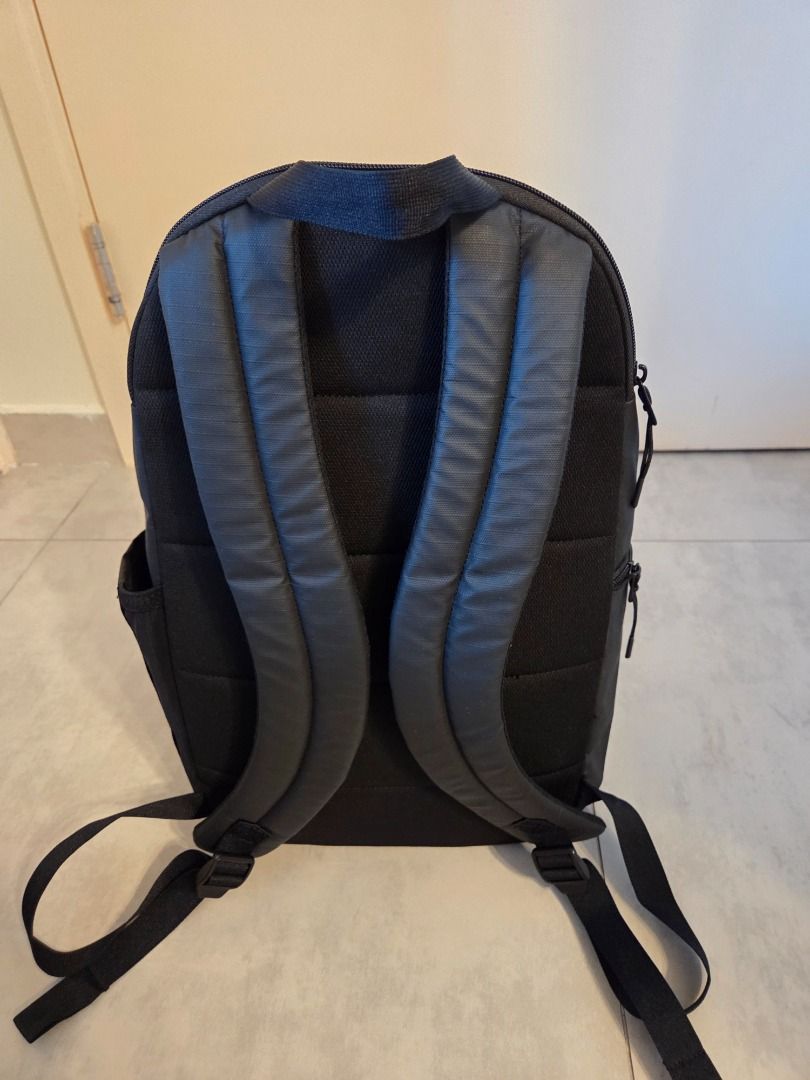 Nike Heritage Eugene Winterized Backpack （分類：背包）位於 Hong Kong。 由 -h-and-o- 提交（商品編號 1459532725，圖片 3）。簡介： New with tags. Black Nike backpack with white Swoosh logo. Multiple zip compartments and side pockets. Durable and practical for daily use or sports.。