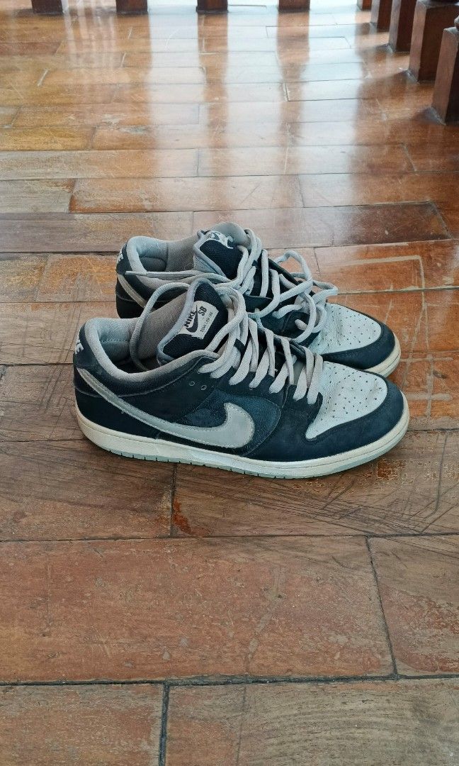 Nike SB dunk low (Category: Casual Shoes) located in Alaminos. Submitted by markacopio (Listing ID 1462845101, Image 1). Description: Nike SB dunk low, only issue is sole and need wash.