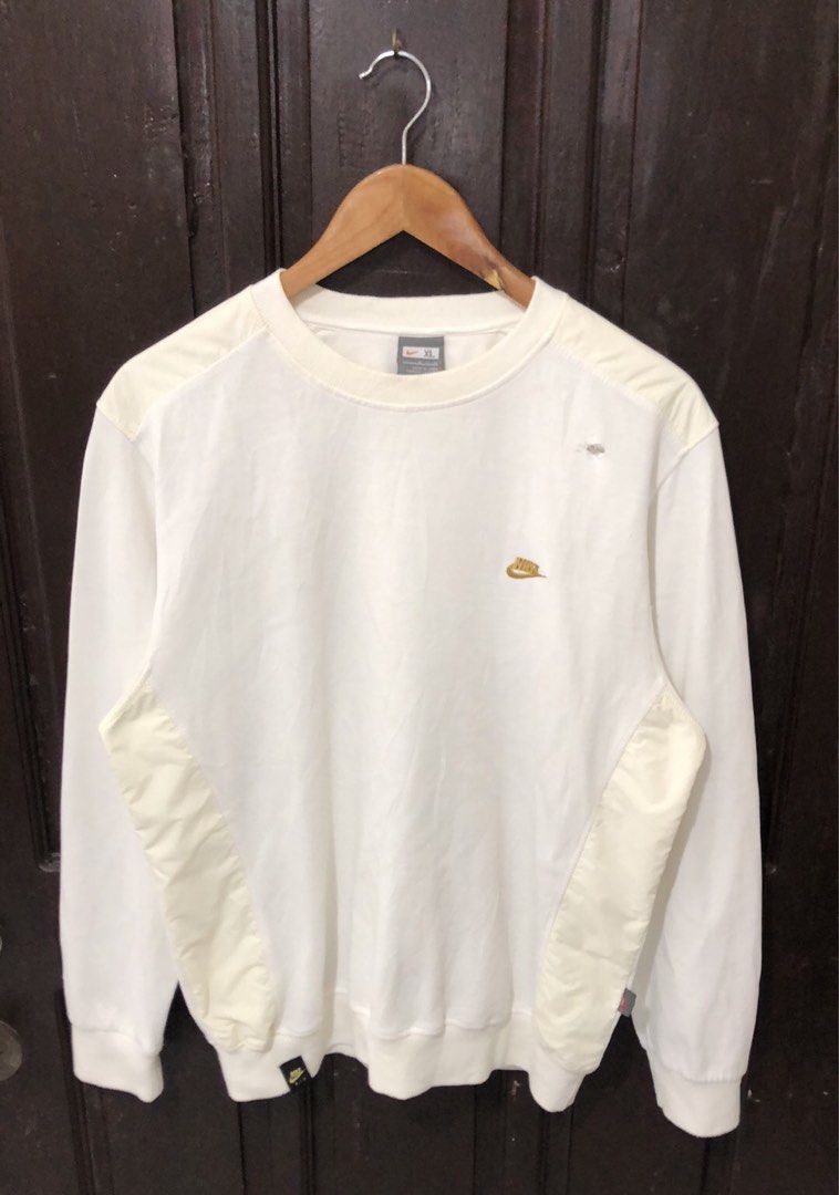 Nike sweater (Category: Announcements) located in Imus. Submitted by gabrielseth_12 (Listing ID 1462707509, Image 1). Description: Nike sweater Size xl on tag fit to medium Issue kita sa pic pa Tahi nyo nalang Excellent condition 350pesos Imus cavite location.