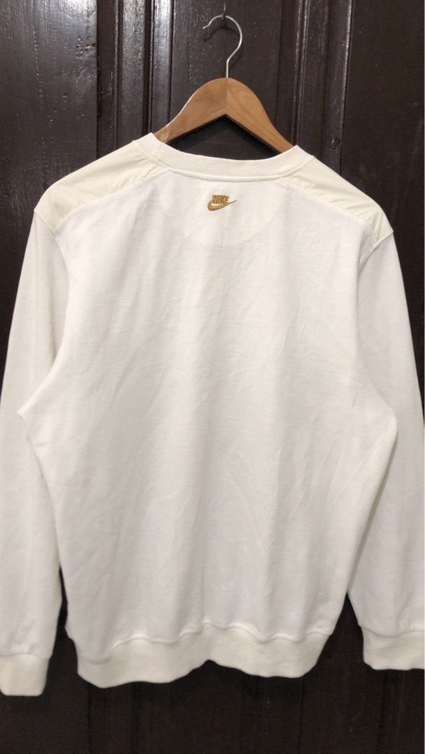 Nike sweater (Category: Announcements) located in Imus. Submitted by gabrielseth_12 (Listing ID 1462707509, Image 3). Description: Nike sweater Size xl on tag fit to medium Issue kita sa pic pa Tahi nyo nalang Excellent condition 350pesos Imus cavite location.