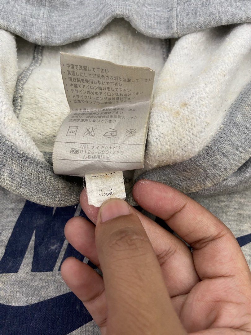 NIKE VINTAGE 2000s (Category: Hoodies) located in Manila. Submitted by zzztine (Listing ID 1462765451, Image 3). Description: 💎VINTAGE NIKE PULL OVER HOODIE💎 DIMENSIONS- 20*22 COLOR RATE- 9/10 CONDITION- GOOD ISSUE (STAIN).