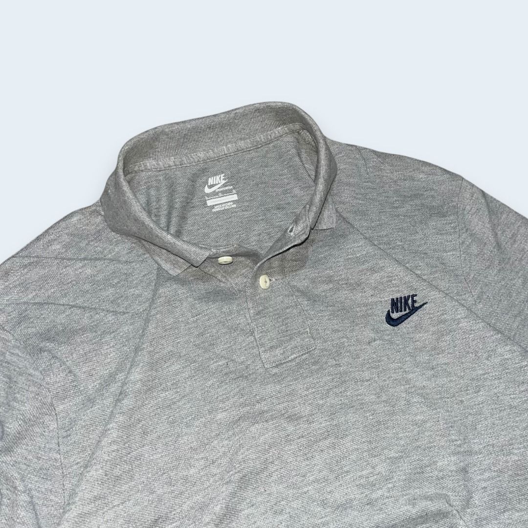 NIKE Y2K POLO SHIRT (Category: Tshirts & Polo Shirts ) located in Quezon. Submitted by ejay.thrift.clothes (Listing ID 1462876061, Image 2). Description: LARGE 21.5 X 30 NO ISSUE COLOR RATE: 9/10 EXCELLENT CONDITION FREHSLY WASHED READY TO WEAR # 231.