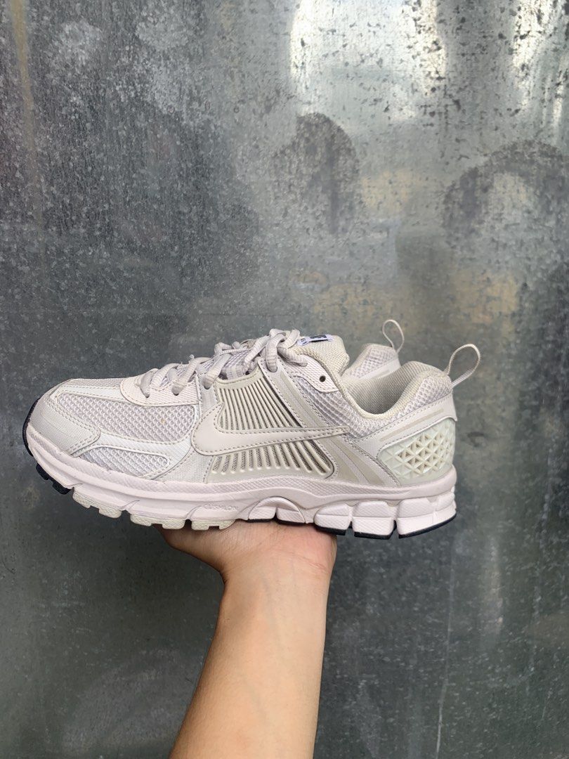 Nike Zoom Vomero 5 (Category: Sneakers) located in Marikina City. Submitted by azaero (Listing ID 1462826492, Image 1). Description: Size Unisex US 7 Men’s / 8.5 Women’s / cm 25 / Euro 40 Excellent Condition.