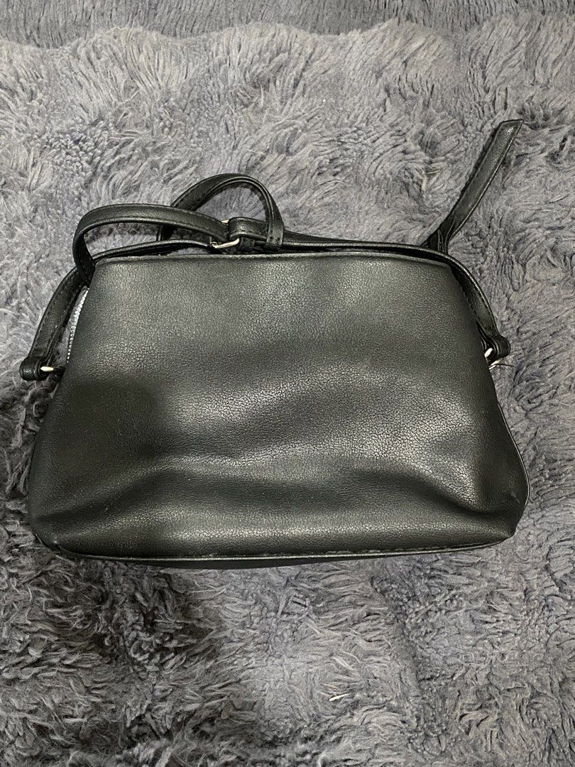 Nine West Crossbody Bag (Category: Cross-body Bags) located in Las Pinas. Submitted by maumeowrecto (Listing ID 1462713620, Image 2). Description: - Brand: Nine West - Color: Black - Material: Faux Leather - Style: Crossbody Bag - Compartments: Main zippered compartment + additional section - Strap: Adjustable - Condition: Clean interior, good for everyday use - Features: Spacious enough for essentials.