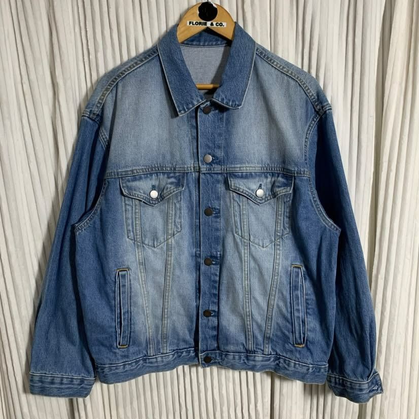 NJ118-GU MEN'S DENIM OVERSIZED JACKET (Category: Coats, Jackets and Outerwear) located in Bauang. Submitted by wintercollectionfc (Listing ID 1462820540, Image 1). Description: ❗️𝘼𝙡𝙡 𝙙𝙚𝙩𝙖𝙞𝙡𝙨 𝙥𝙤𝙨𝙩𝙚𝙙❗️ ✨𝗚𝗨 𝗠𝗘𝗡'𝗦 𝗗𝗘𝗡𝗜𝗠 𝗢𝗩𝗘𝗥𝗦𝗜𝗭𝗘𝗗 𝗝𝗔𝗖𝗞𝗘𝗧✨ ᴄᴏᴅᴇ: ɴᴊ-118 𝐏𝐫𝐢𝐜𝐞: 𝟗𝟖𝟖 + 𝐒𝐅 𝐨𝐧𝐥𝐲 Sulit na sulit! Mahal nito sa store. 🤑 ▪️ MEDIUM (Can fit up to Large) ▪️ Good as new ▪️ No issues ▪️ W 23" x L 26" ▪️ WASHED