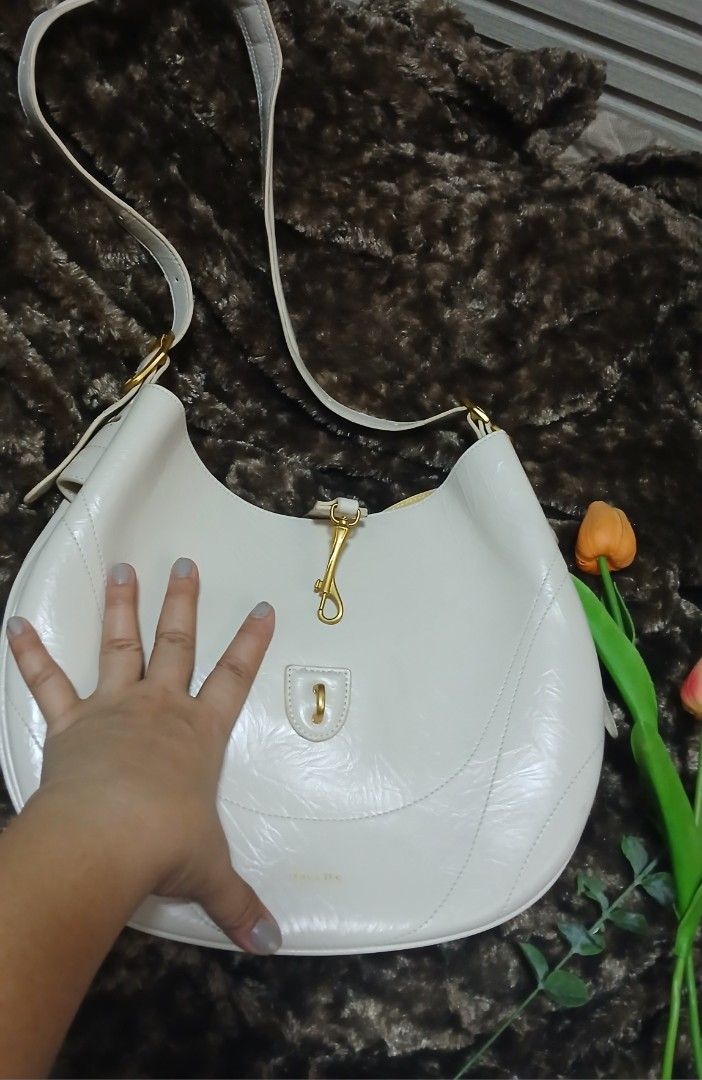 Nucelle White Leather Shoulder Bag (Category: Shoulder Bags) located in Taguig. Submitted by jegadablo (Listing ID 1462746669, Image 2). Description: - Brand: Nucelle - Material: White Leather - Design: Unique curved shape - Hardware: Gold accents - Strap: Adjustable - Features: Spacious interior - Ideal for: Everyday use.