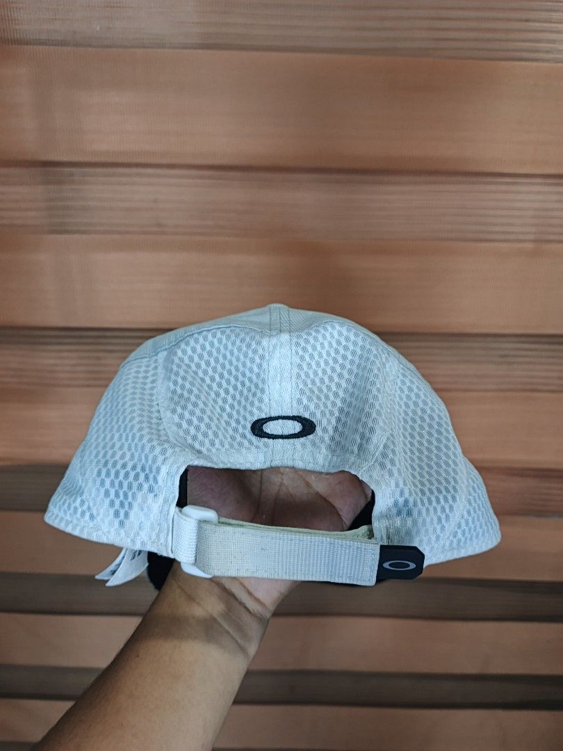 Oakley Golf Skull Mesh Cap 🏌 (Category: Caps & Hats) located in Cabuyao City. Submitted by dthrifts (Listing ID 1462729529, Image 3). Description: OSFM Authentic Performance Fit Needs Wash Excellent Condition.