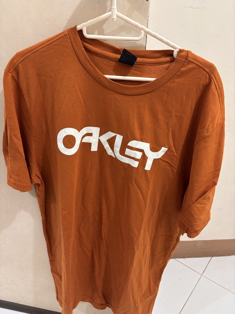 Oakley T-shirt - Various Colors Available (Category: Tshirts & Polo Shirts ) located in San Pedro. Submitted by vinsone (Listing ID 1462840962, Image 1). Description: - Comfortable Oakley t-shirts perfect for casual wear. - Made with soft fabric for everyday comfort. - Features the classic Oakley logo design. - Available in three colors: orange, blue, and light blue. -1100 pesos each -Shipping fee not included.