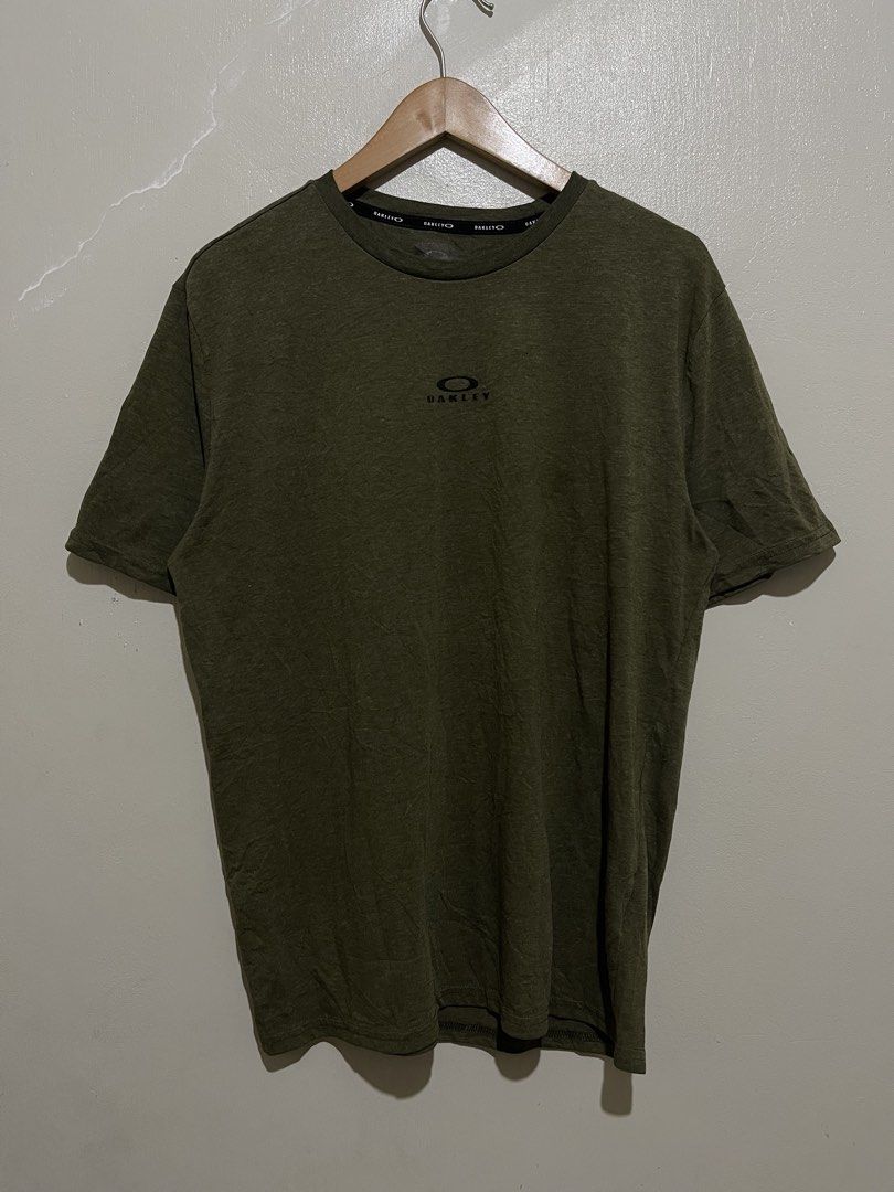 Oakley T-shirt Olive Green (Category: Tshirts & Polo Shirts ) located in Manila. Submitted by micoletszx81430 (Listing ID 1462696719, Image 1). Description: - Olive green Oakley t-shirt - Features a small Oakley logo on the chest - Oakley branding on the inner neck tape - Comfortable and ideal for casual everyday wear.