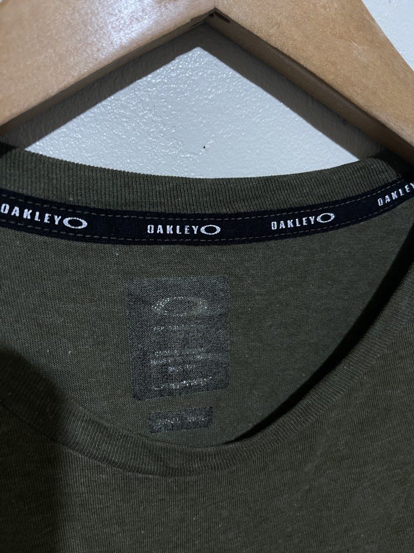 Oakley T-shirt Olive Green (Category: Tshirts & Polo Shirts ) located in Manila. Submitted by micoletszx81430 (Listing ID 1462696719, Image 3). Description: - Olive green Oakley t-shirt - Features a small Oakley logo on the chest - Oakley branding on the inner neck tape - Comfortable and ideal for casual everyday wear.
