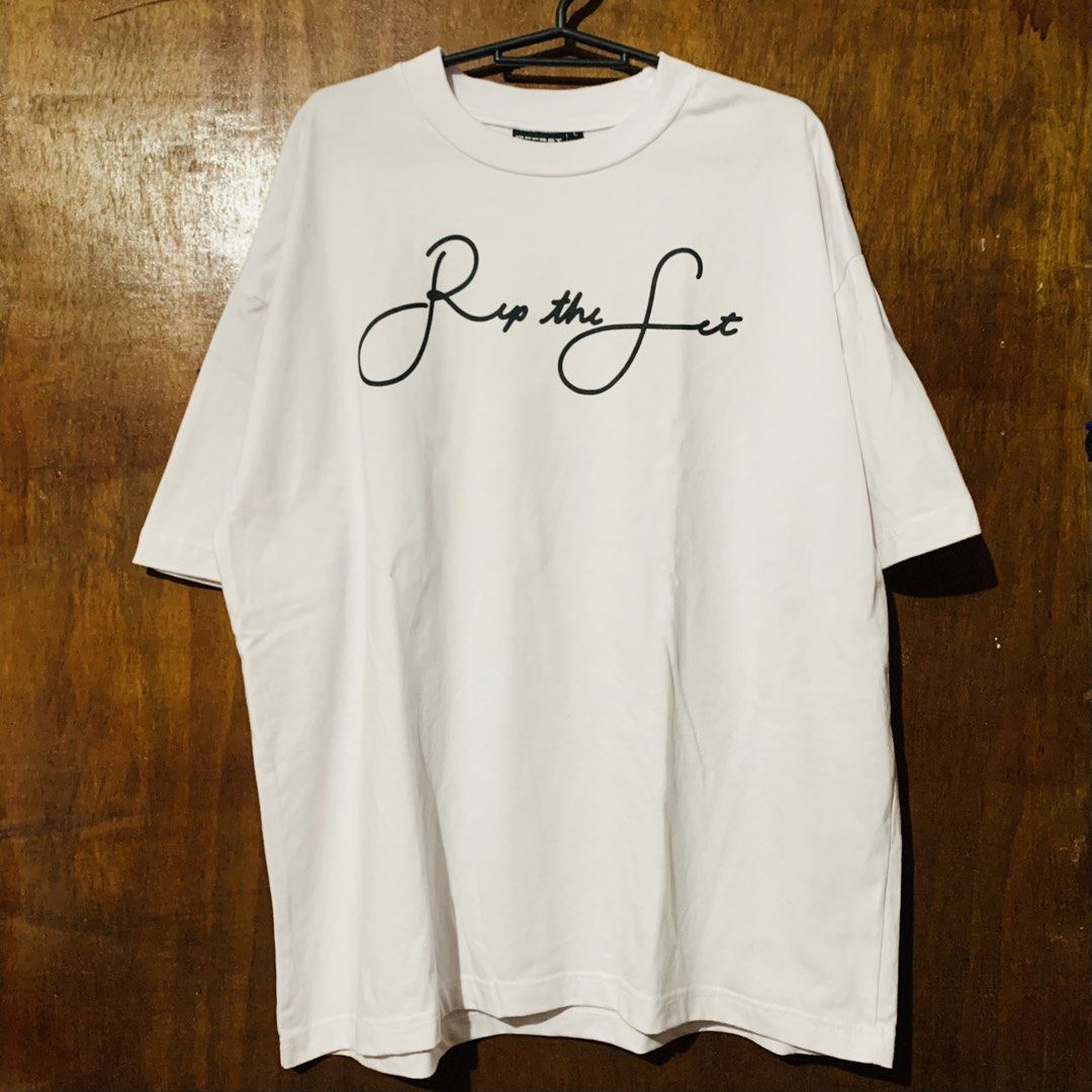 OFFSET White Graphic T-Shirt Size L (Category: Tshirts & Polo Shirts ) located in Makati City. Submitted by flipstuff_makati (Listing ID 1462761700, Image 1). Description: - Brand: OFFSET - Color: White - Graphic: Black script on front - Size: Large (L) - Ideal for: Everyday casual outfits.