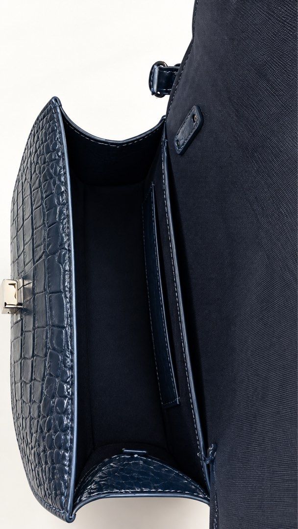 OG lac oste bag (Category: Cross-body Bags) located in Cabanatuan. Submitted by yass03_loved (Listing ID 1462688221, Image 2). Description: Good as new 💯 og from us.