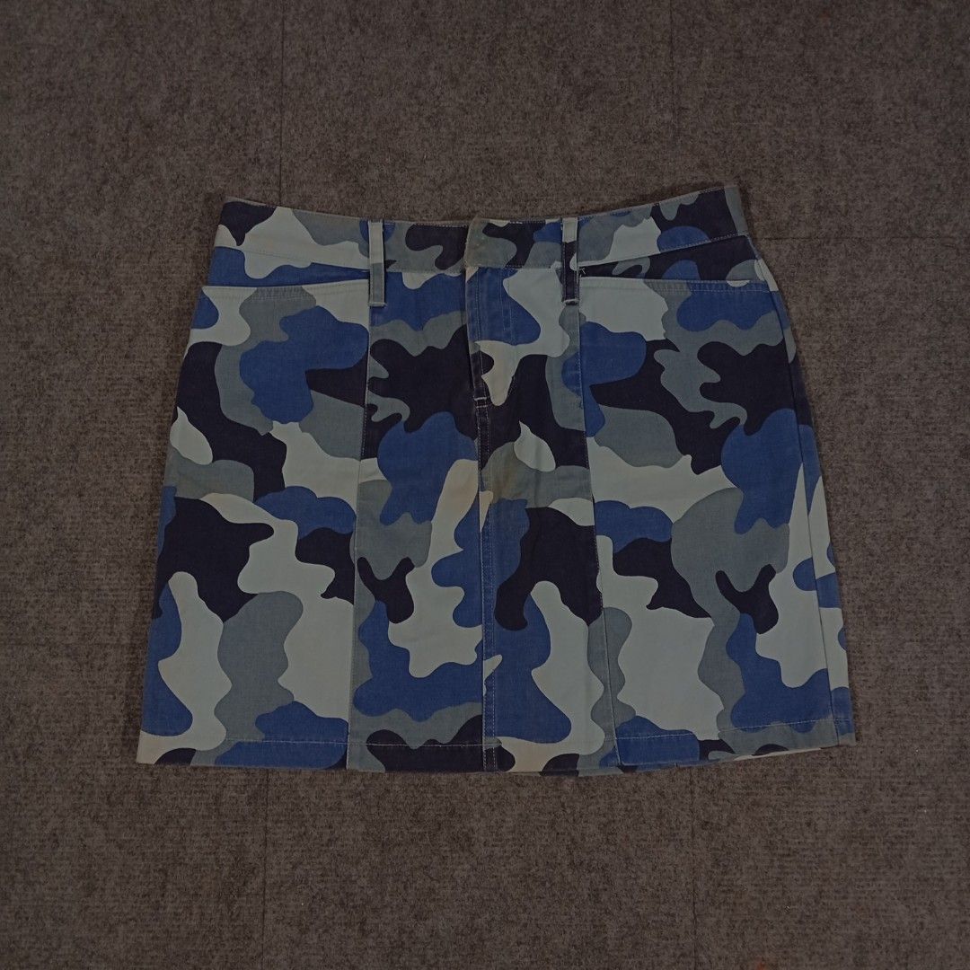 Old Navy Blue Camouflage Mini Skirt (Category: Skirts) located in Taguig. Submitted by sito. (Listing ID 1462782529, Image 1). Description: For sale! 📣 Old Navy Blue Camouflage Mini Skirt Specs and measurements: • Size 6 • Length 16 inches • Width 32 inches • Hem 20 inches Condition Details: • Issue: Washable Yellow Stain • Color rate: 9/10 • Overall Condition: 9/10 Asking Price: ~₱469 Transaction Details: Location: Upper Bicutan, Taguig City, M