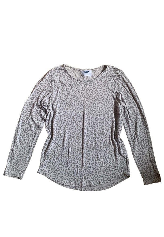 OLD NAVY Leopard Print Long Sleeve Shirt (Category: Longsleeves) located in Tiaong. Submitted by cdoswan (Listing ID 1461570250, Image 1). Description: - Lightweight long sleeve top from Old Navy - Classic neutral leopard print - Comfortable crew neck - Slightly curved hemline - Versatile for layering or standalone wear - Casual and comfortable style -MEDIUM to XL.