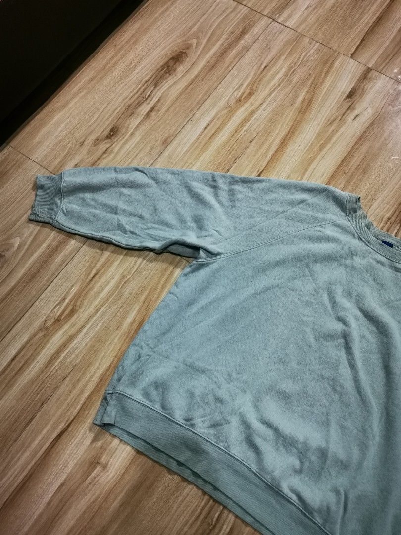 Old Navy sweatshirt (Category: Luxury Apparel) located in Angat. Submitted by kdthr1ft (Listing ID 1462801620, Image 2). Description: dimes: 23.5W 24L boxy fit color rate: 7/10 issue: stain.