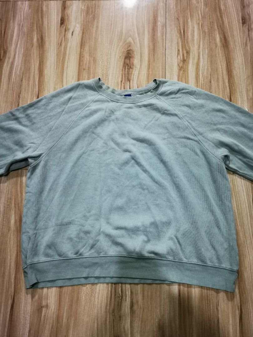 Old Navy sweatshirt (Category: Luxury Apparel) located in Angat. Submitted by kdthr1ft (Listing ID 1462801620, Image 1). Description: dimes: 23.5W 24L boxy fit color rate: 7/10 issue: stain.