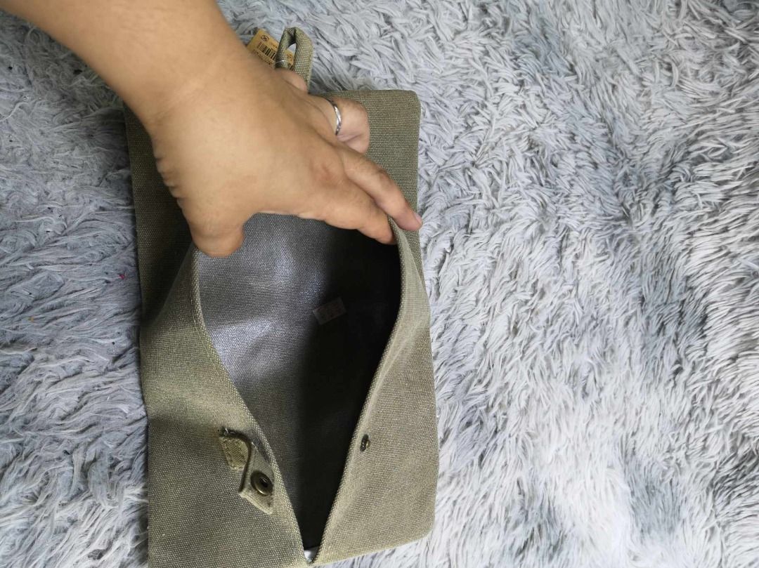 Olive Green Dual Snap Closure Pouch (Category: Purses & Pouches) located in Santa Cruz. Submitted by jmy_surplus.2 (Listing ID 1462792621, Image 3). Description: Size ; L - 12.6 W - 8 Color ; Olive Green Type ; Pouch Brand ; No brand Material ; Nylon Style ; Olive Green Pouch LR 129 JMY 5 Batch #222.