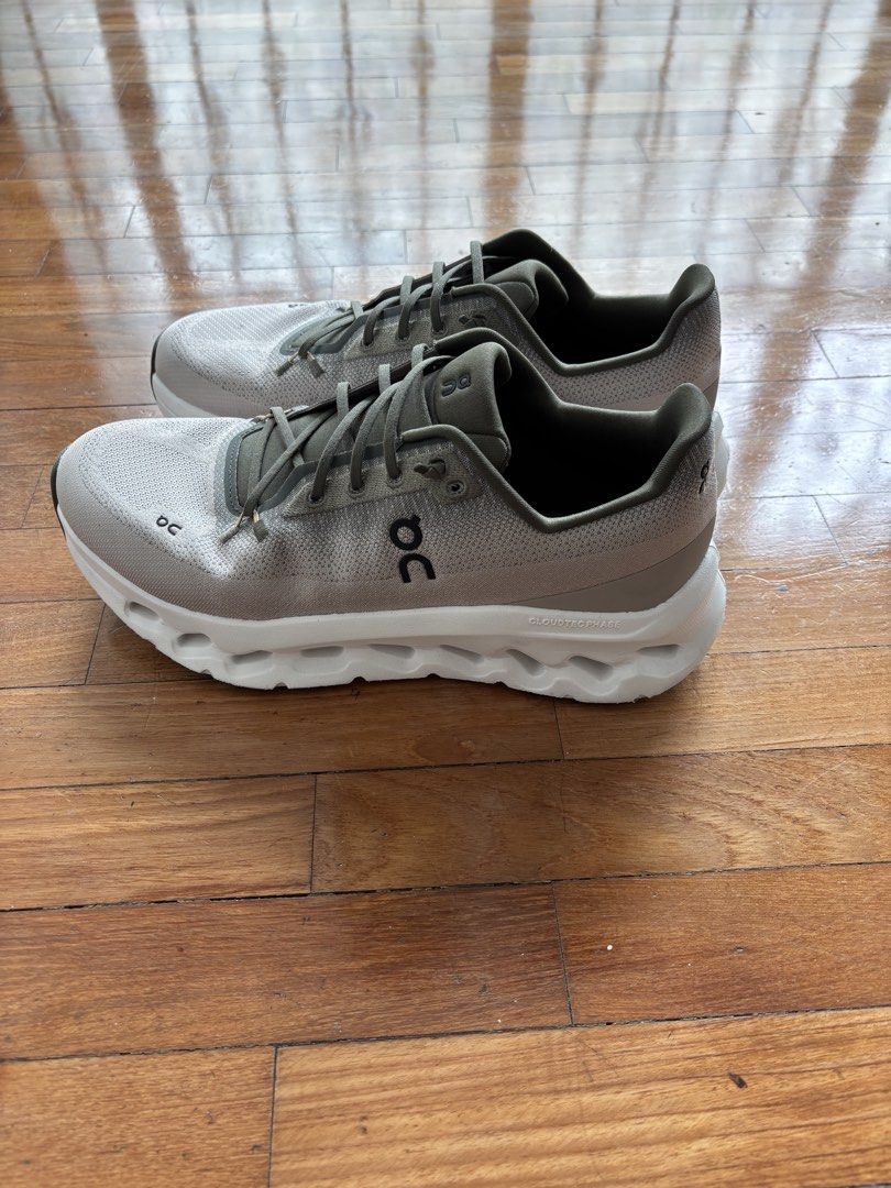 ON Cloudtilt (Category: Sneakers) located in Singapore. Submitted by dxrong (Listing ID 1462715413, Image 3). Description: Selling cuz too small. No box. Worn abt 5 times. Can trade for size 44/US9.5 any color similar condition..