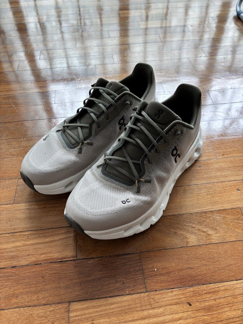 ON Cloudtilt (Category: Sneakers) located in Singapore. Submitted by dxrong (Listing ID 1462715413, Image 2). Description: Selling cuz too small. No box. Worn abt 5 times. Can trade for size 44/US9.5 any color similar condition..