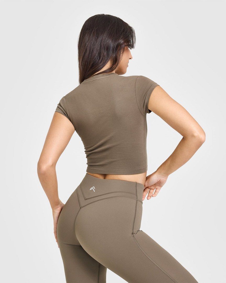 Oner active COTTON ICON BABY T-SHIRT medium (Category: Activewear) located in Iba. Submitted by xooperfindslb (Listing ID 1462867597, Image 2). Description: Oner active COTTON ICON BABY T-SHIRT Moss brown Medium on tag Armpit to armpit width - 14” Can pass as new No issue.