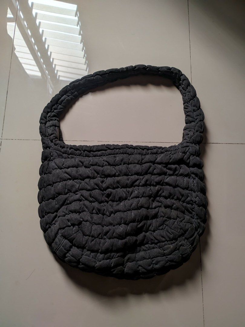 ORIG COS QUILTED LARGE BAG (Category: Sling Bags) located in Davao. Submitted by zxcyani_ (Listing ID 1462750799, Image 2). Description: COS LARGE BAG Black washed color minimal issue: rip lining inside the bag. .
