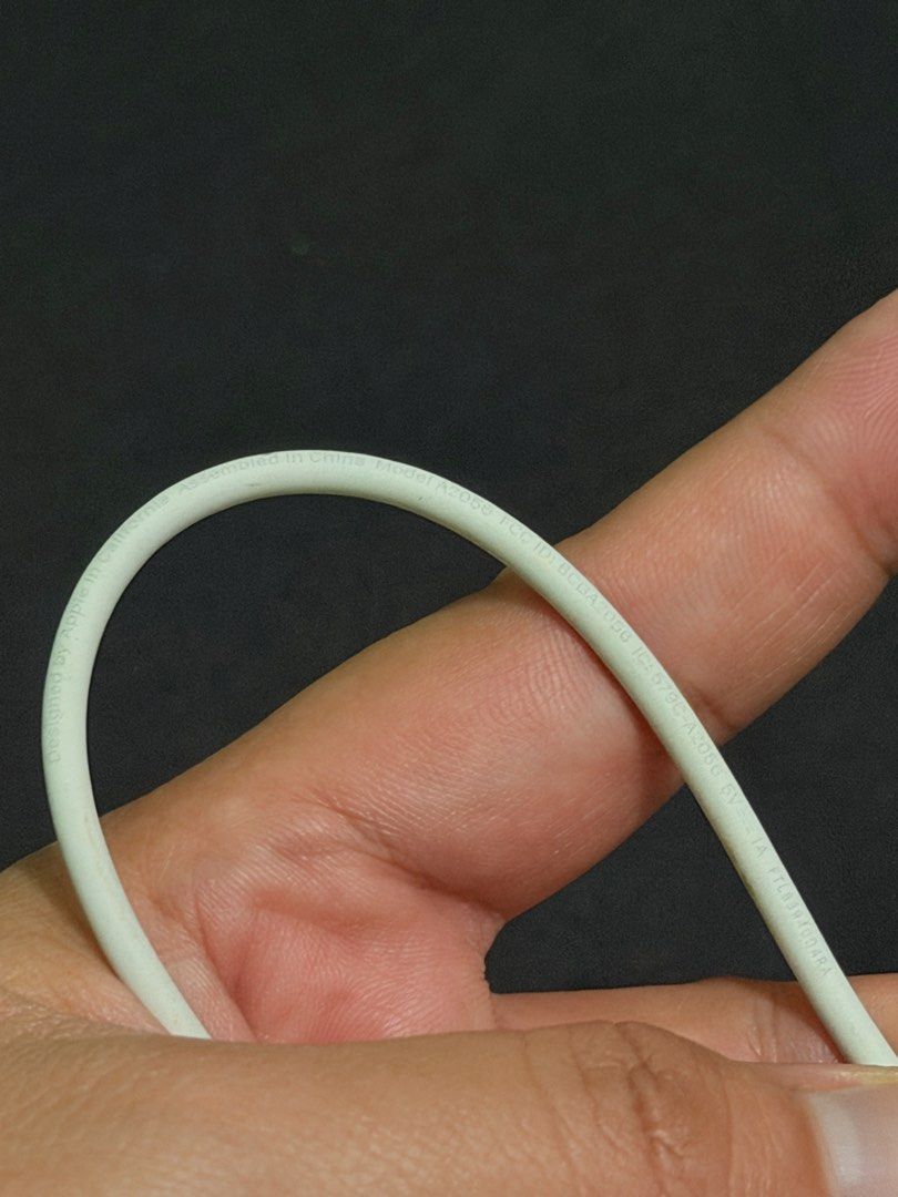 Original apple watch charger (Category: Chargers & Cables) located in Manila. Submitted by _declutterprelovezz (Listing ID 1462800860, Image 3). Description: Original apple watch charger no issue.