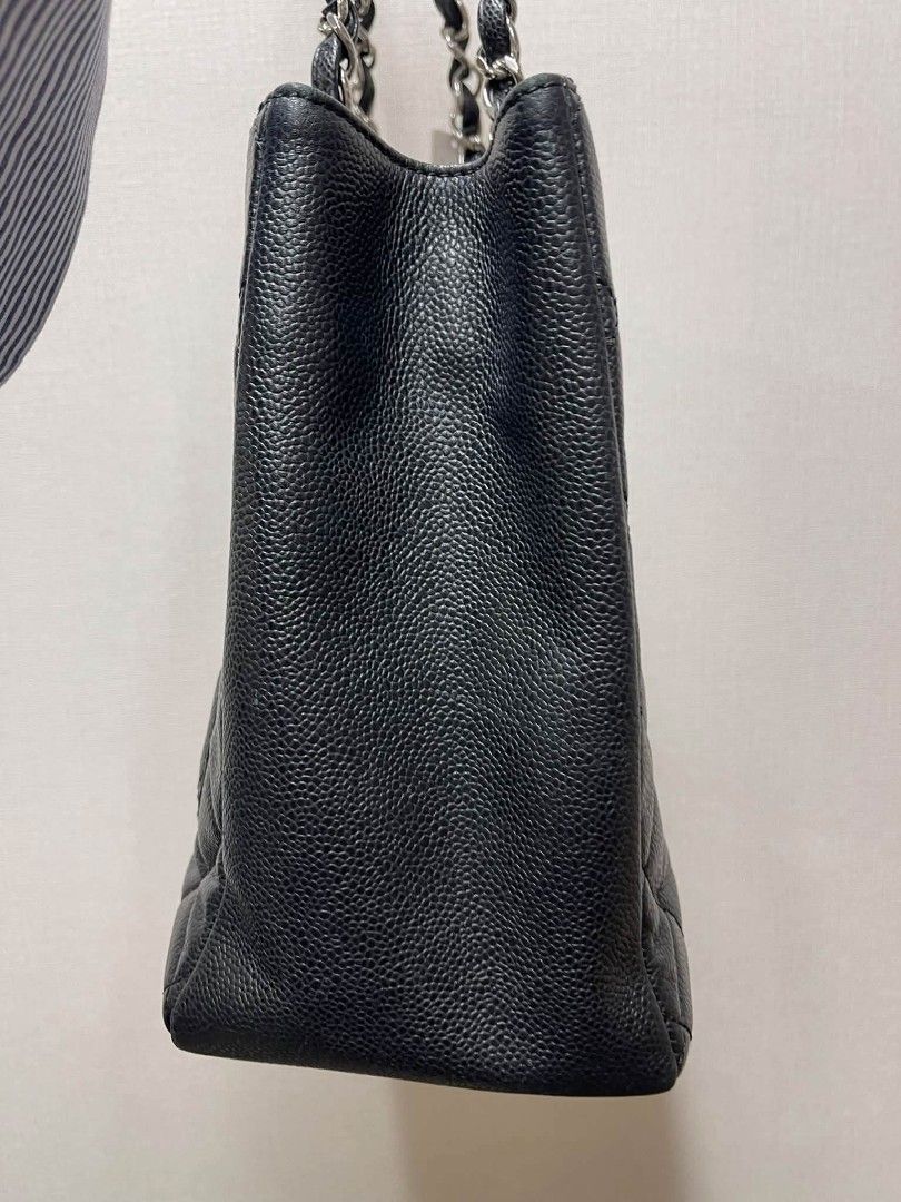 Original Chanel Tote Bag (Category: Luxury Bags & Wallets) located in Manila. Submitted by brightflower.e0de82 (Listing ID 1462702066, Image 3). Description: .