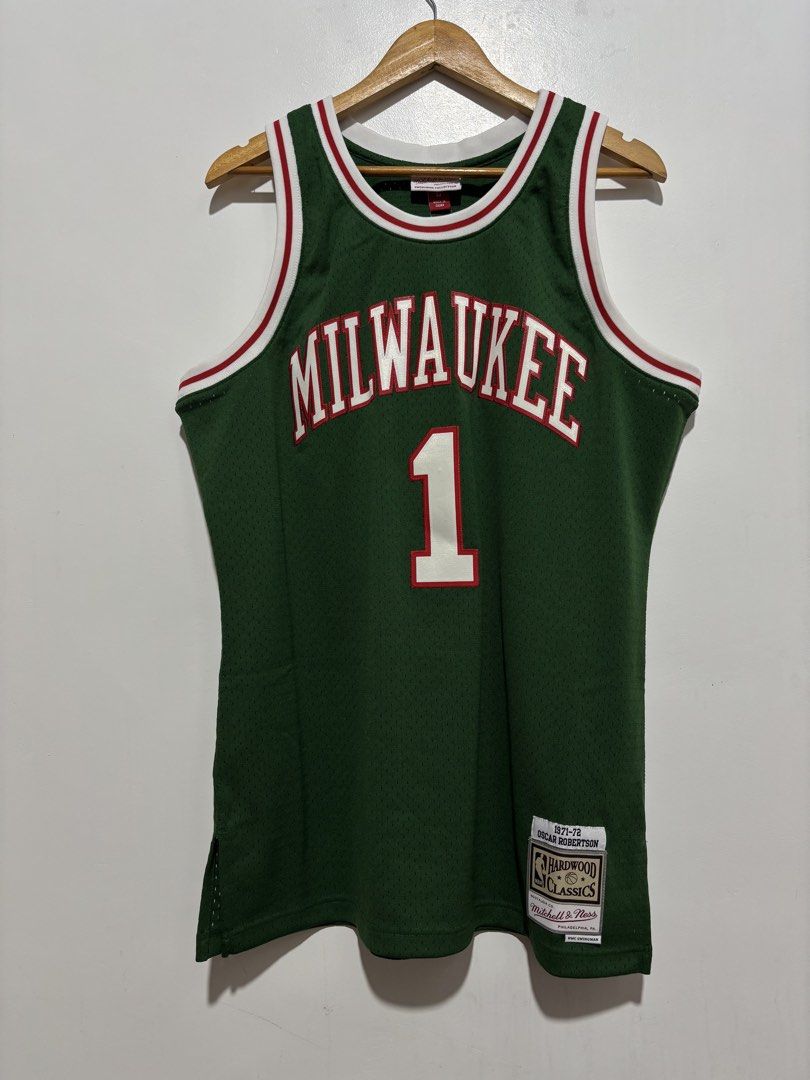 Original Mitchell & Ness Hardwood Classics 💯 (Category: Tshirts & Polo Shirts ) located in Tarlac. Submitted by outsource.psg (Listing ID 1462728453, Image 1). Description: Original Mitchell & Ness Hardwood Classics 💯 Oscar Robertson Brand New Large Mall Price: P7,490 ❎ P2,950 + Shipping ✅ (Money back if proven fake) Dm Sure Buyer 💚.