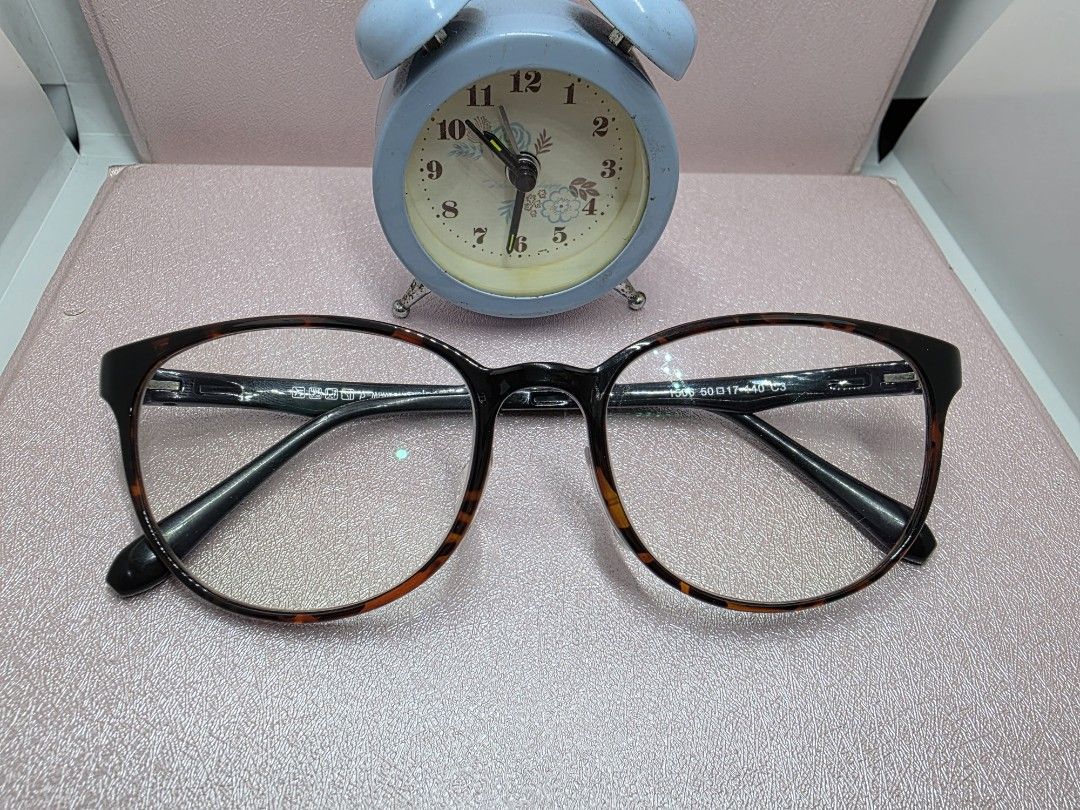 OyoLook BMemory frame (Category: Sunglasses & Eyewear) located in La Trinidad. Submitted by zasha28 (Listing ID 1462851844, Image 2). Description: replaceable lens.