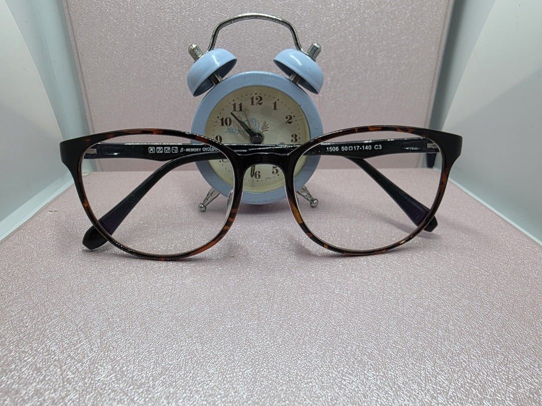 OyoLook BMemory frame (Category: Sunglasses & Eyewear) located in La Trinidad. Submitted by zasha28 (Listing ID 1462851844, Image 1). Description: replaceable lens.
