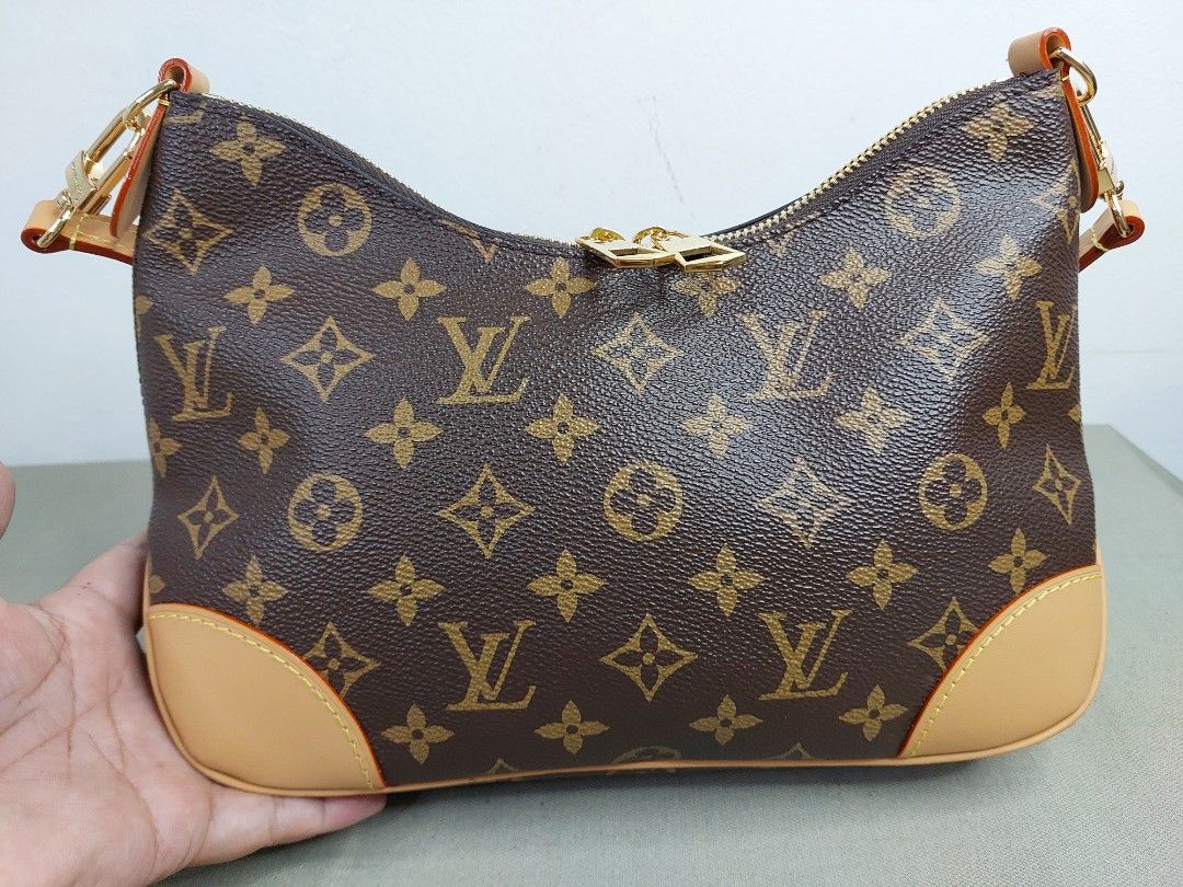 P2,500 only # 3105 - Monogram shoulder bag (Category: Shoulder Bags) located in Cagayan de Oro. Submitted by jocelynt483 (Listing ID 1462773512, Image 3). Description: P2,500 only # 3105 - Monogram shoulder bag.