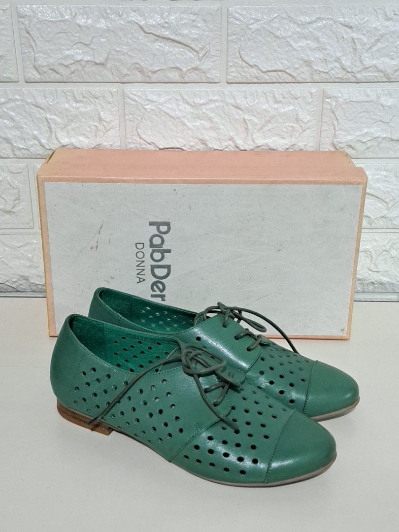 💚 PabDer Donna Green Loafers (Category: Loafers) located in Taguig. Submitted by authprelovedonlineshop2 (Listing ID 1462716181, Image 1). Description: ### 💚 PabDer Donna Green Loafers **Super nice color! 😍 Elegant and easy to style.** - **Brand: PabDer Donna** - Beautiful **green color** - Classic loafer design - **Excellent condition** - **Size: 37 — runs small** - Best fits **US Size 6** - **Insole: 23 cm** - **With box** - **Price: ₱3,888*