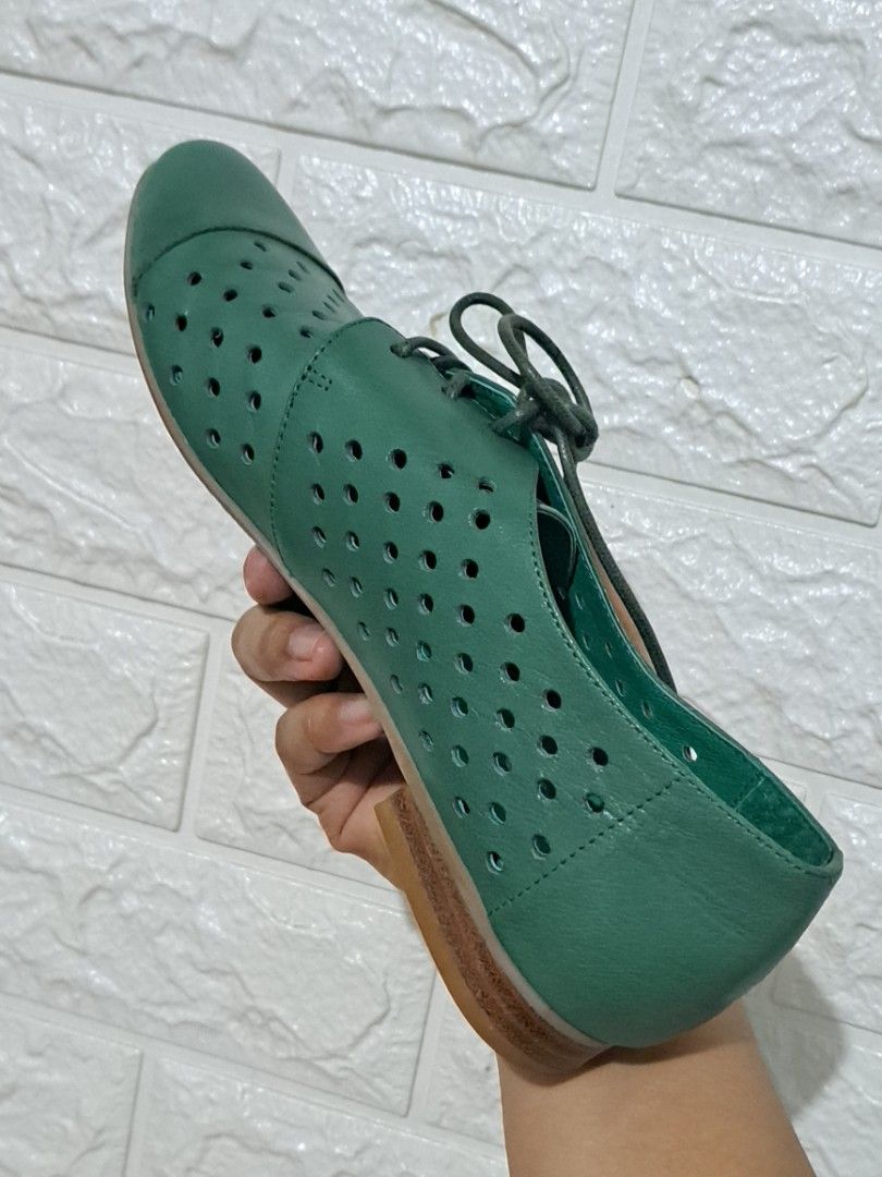 💚 PabDer Donna Green Loafers (Category: Loafers) located in Taguig. Submitted by authprelovedonlineshop2 (Listing ID 1462716181, Image 3). Description: ### 💚 PabDer Donna Green Loafers **Super nice color! 😍 Elegant and easy to style.** - **Brand: PabDer Donna** - Beautiful **green color** - Classic loafer design - **Excellent condition** - **Size: 37 — runs small** - Best fits **US Size 6** - **Insole: 23 cm** - **With box** - **Price: ₱3,888*