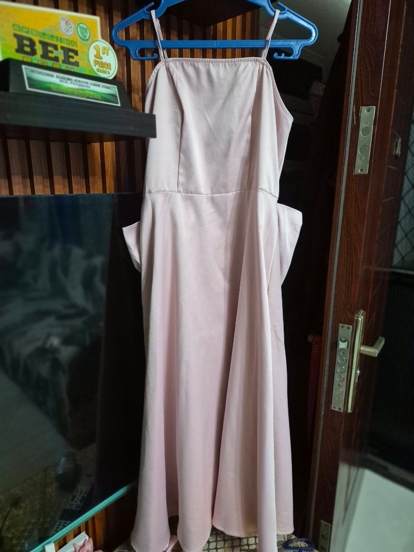 Party Dress (Category: Dresses) located in Quezon City. Submitted by liza0719 (Listing ID 1462826369, Image 3). Description: SHEIN elegant party dress for teen ➡️satin, medium ➡️dusty pink ➡️minimal flaws, dikit na tape pero natatanggal. ➡️twice lang nagamit, very good condition ➡️40 inches ang length ➡️ PAYMENT FIRST POLICY thru gcash, bdo, bpi, rcbc.