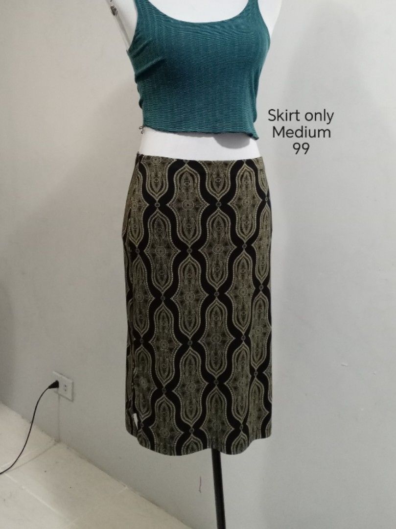 Patterned Midi Skirt (Category: Skirts) located in Paranaque City. Submitted by janella11 (Listing ID 1462852071, Image 1). Description: - Stylish midi skirt with a cool black and gold pattern. - Versatile piece, looks great paired with a simple top. .