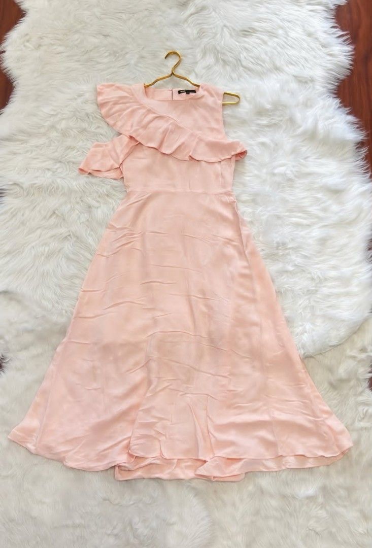 Peach Ruffle Cold Shoulder Maxi Dress (Category: Dresses) located in Caloocan City. Submitted by jneesan (Listing ID 1462785389, Image 1). Description: - Elegant peach maxi dress - Unique asymmetrical design: ruffle on one shoulder, cold shoulder on the other - Subtle textured fabric for added detail - Flowy skirt for a graceful silhouette - Ideal for special events or a chic dinner - Convenient back zipper closure.