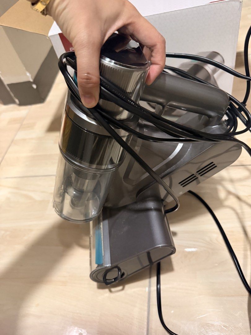 PERYSMITH XTREME V30 PRO Cordless Vacuum Cleaner (Category: Vacuum Cleaner & Housekeeping) located in Mandaluyong City. Submitted by riz_040521 (Listing ID 1462885119, Image 2). Description: - PERYSMITH XTREME V30 PRO cordless vacuum cleaner - Powerful suction, effective against dust mites - Ideal for quick and easy house cleanups - Comes with the main unit and charging cable - In good working condition.