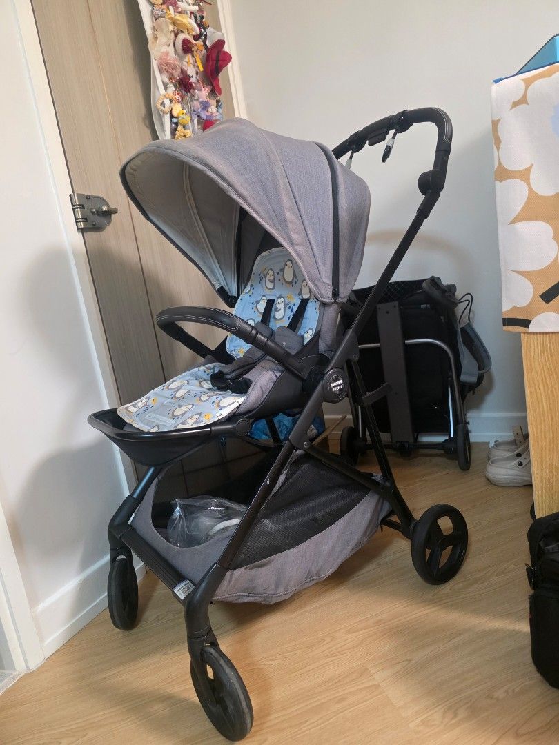 philips avent stroller 嬰兒車 BB車 高座位 可平睡 雙向 適合初生嬰孩 單手收車 （分類：外出用品 - 嬰兒車）位於 Hong Kong。 由 pooh0321 提交（商品編號 1462690121，圖片 3）。簡介： 呢架係philips嘅嬰兒車，有得調較角度，坐得又瞓得。有可愛嘅企鵝墊，小朋友一定鍾意。車身唔算重，推出去都方便。收埋之後都唔太佔地方。啱晒新手爸媽。。