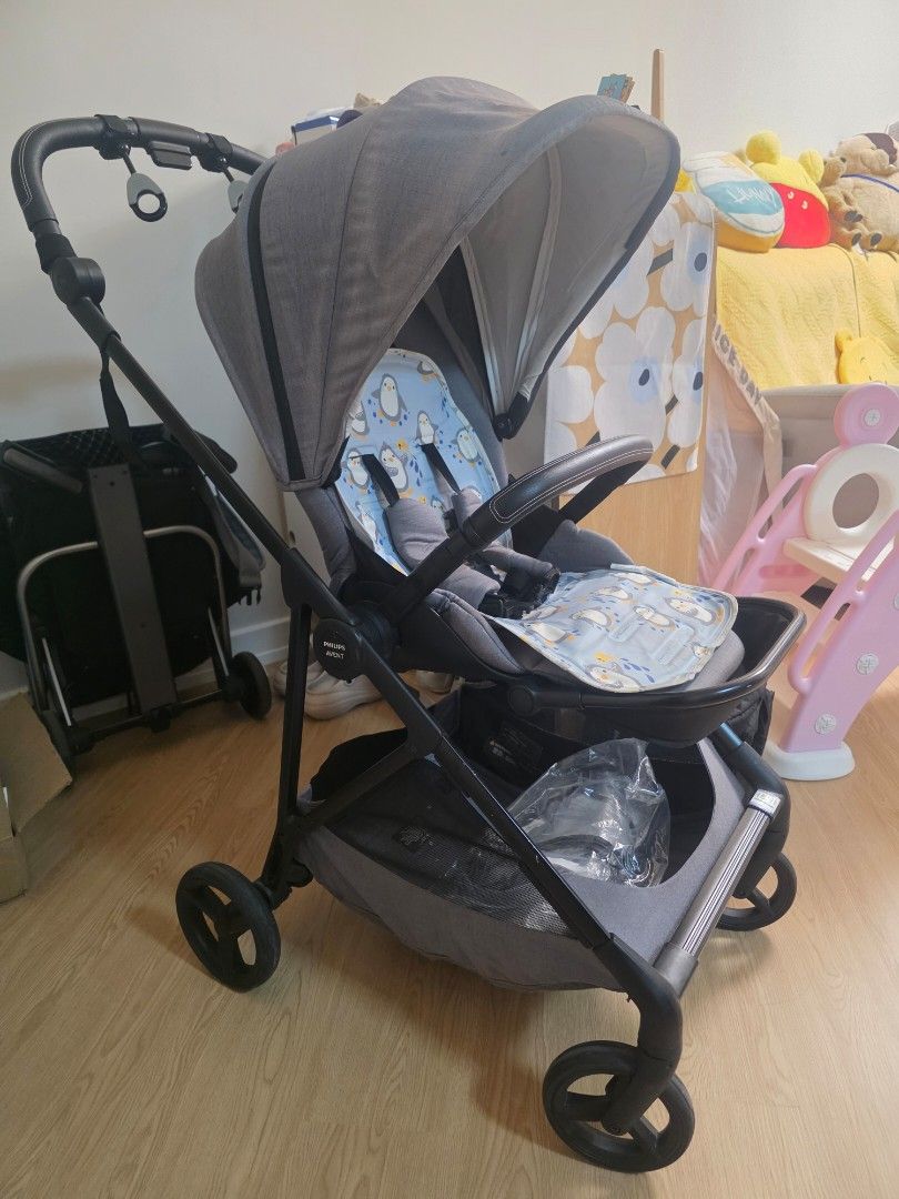 philips avent stroller 嬰兒車 BB車 高座位 可平睡 雙向 適合初生嬰孩 單手收車 （分類：外出用品 - 嬰兒車）位於 Hong Kong。 由 pooh0321 提交（商品編號 1462690121，圖片 2）。簡介： 呢架係philips嘅嬰兒車，有得調較角度，坐得又瞓得。有可愛嘅企鵝墊，小朋友一定鍾意。車身唔算重，推出去都方便。收埋之後都唔太佔地方。啱晒新手爸媽。。