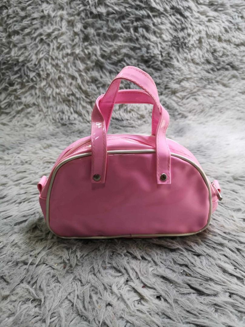 Pink Mini Duffel Style Mini Hand Bag (Category: Purses & Pouches) located in Santa Cruz. Submitted by jmy_surplus.2 (Listing ID 1462705506, Image 1). Description: Size ; L - 5 W - 8.5 Color ; Pink Type ; Hand Bag Brand ; No Brand Material ; Nylon Style ; Pink Zipper Closure Dual Strap Hand Bag LR 129 JMY 5 Batch #222.