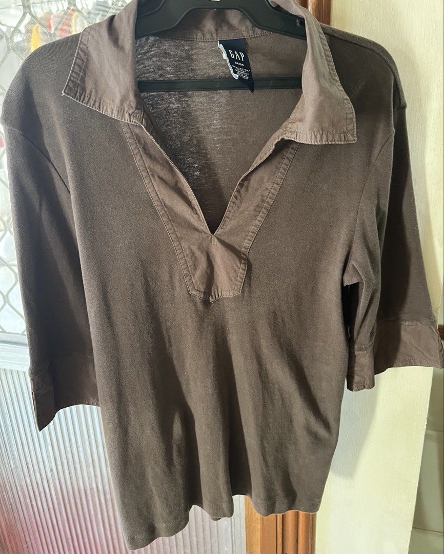 Polo shirt gap (Category: Shirts) located in Bacoor. Submitted by ayit. (Listing ID 1462701161, Image 1). Description: - Brand: Gap - Type: Polo Shirt - Size: Medium (M) - Color: Brown - Sleeve Length: 3/4 sleeves - Condition: Good - Features: Unique collar design.