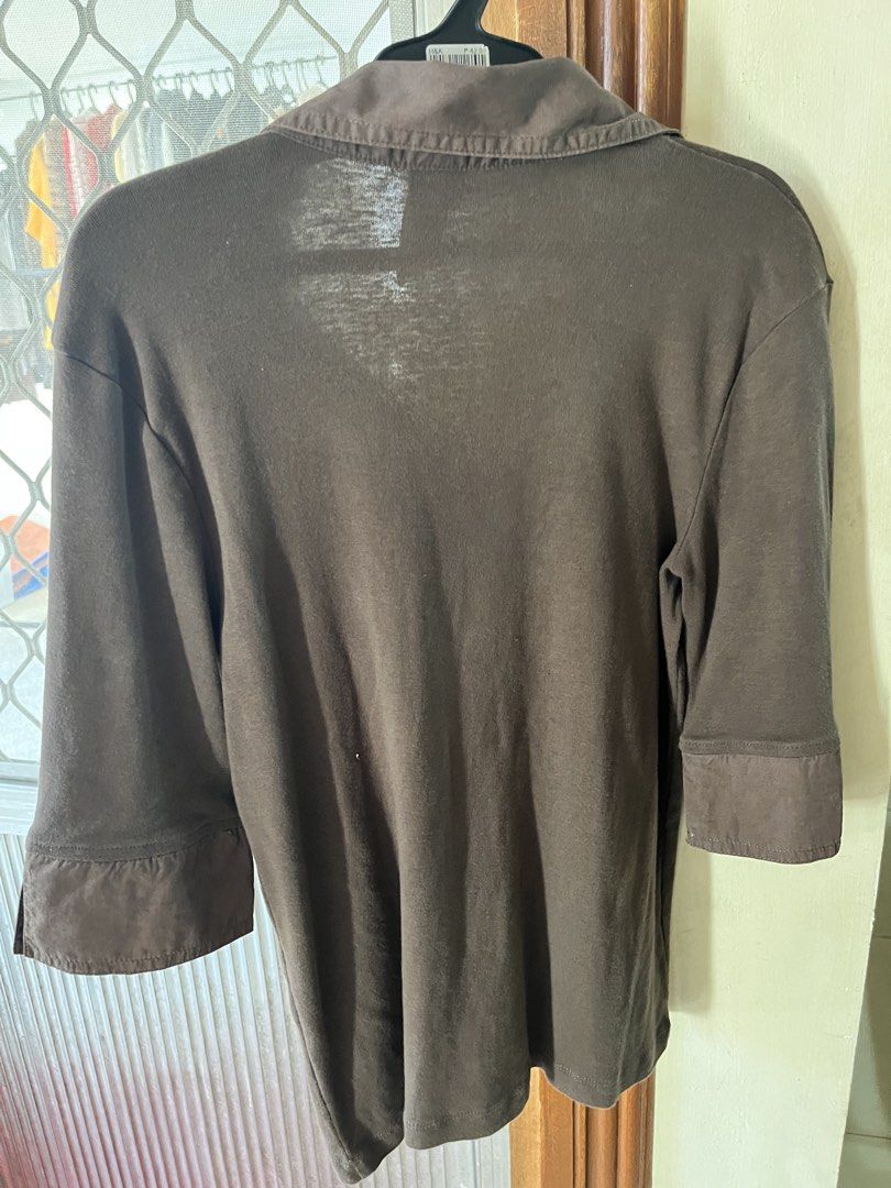 Polo shirt gap (Category: Shirts) located in Bacoor. Submitted by ayit. (Listing ID 1462701161, Image 2). Description: - Brand: Gap - Type: Polo Shirt - Size: Medium (M) - Color: Brown - Sleeve Length: 3/4 sleeves - Condition: Good - Features: Unique collar design.
