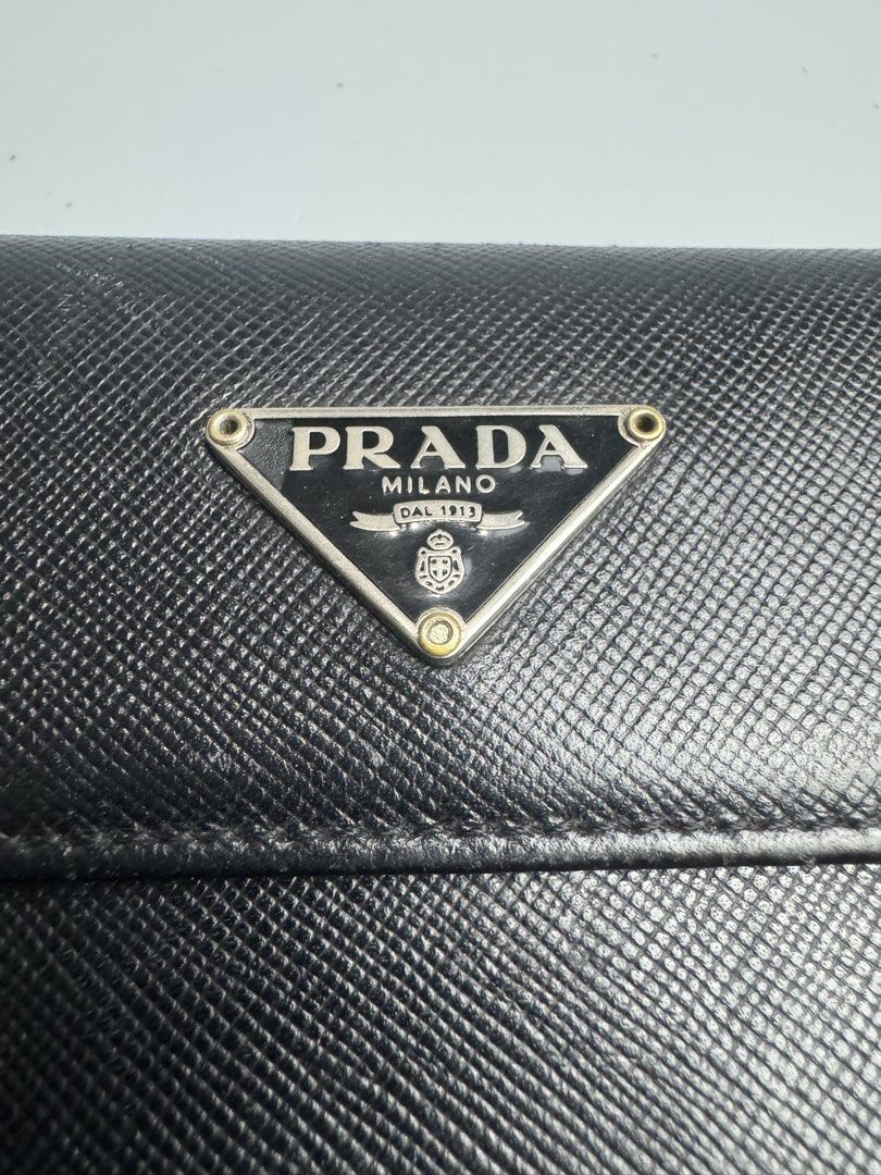 Prada - Saffiano Trifold - Wallet (Category: Luxury Bags & Wallets) located in San Pablo. Submitted by hiddenrygn (Listing ID 1462791150, Image 2). Description: Prada - Saffiano Trifold - Wallet Rank AB Cracks on prada emblem Minor rubs on corners Still in excellent condition Complete with card Authentic DM!.